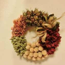 初級クラス２月作品【フラワーリース】 5種類の花材だけでシンプルに作ったリース。花の合わせ方でいろいろ楽しめるデザインです♪