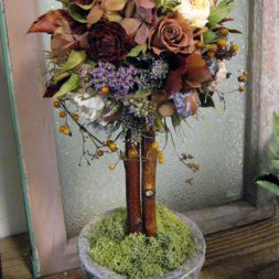 中級クラス2012年9月【トピアリー】 ブラウン系の花材をメインに使った秋色のトピアリー。木の実やツルを使って、秋らしさ満点の色合いです♪